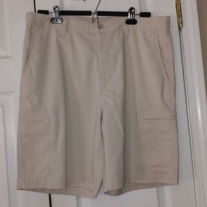 CHAPS Golf 78 light tan  shorts  with 6 pockets  Sz 34 NWOT